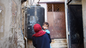 Una mujer palestina y su hijo en el campo de personas refugiadas.