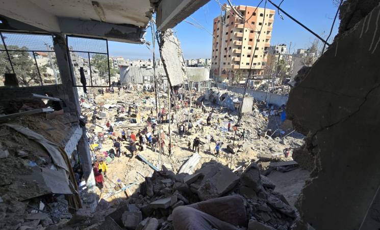 Una escuela de la UNRWA convertida en refugio sufre graves daños tras ser alcanzada dos veces por las fuerzas israelíes el 6 de mayo de 2025 © Foto de la UNRWA, mayo de 2025, por Ashraf Amra.»