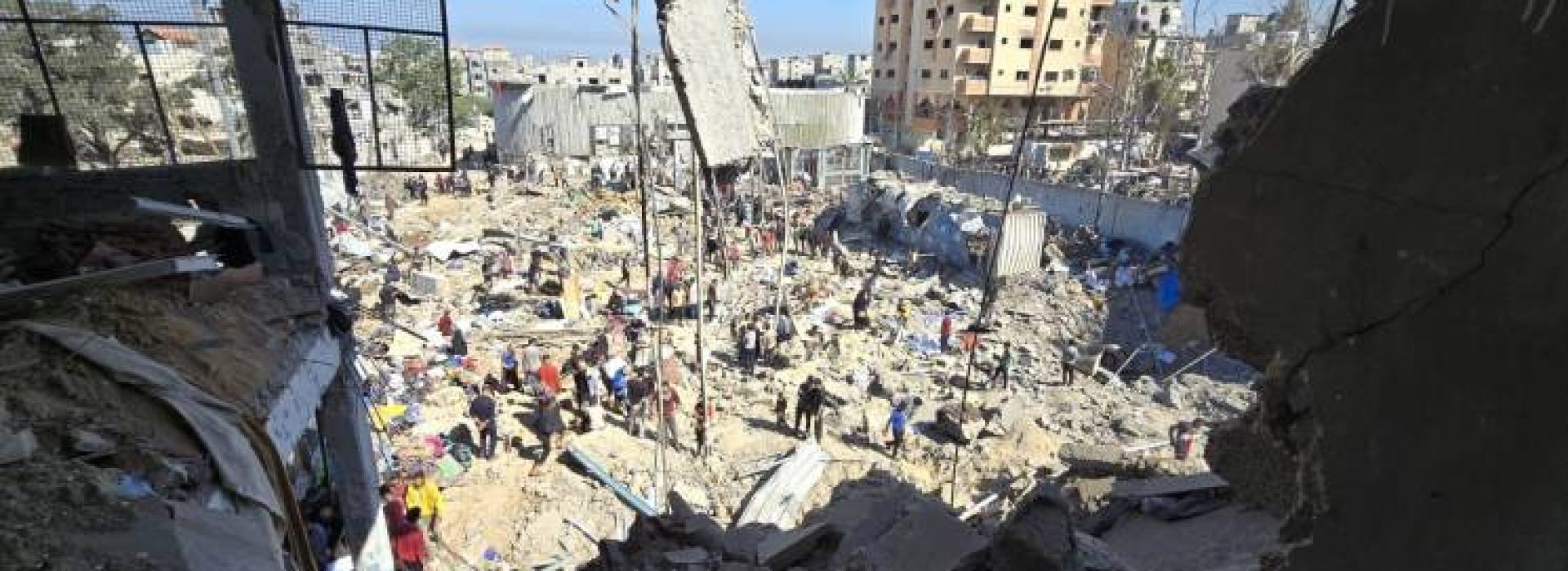 Una escuela de la UNRWA convertida en refugio sufre graves daños tras ser alcanzada dos veces por las fuerzas israelíes el 6 de mayo de 2025 © Foto de la UNRWA, mayo de 2025, por Ashraf Amra.»